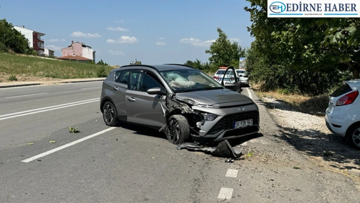 Ağaca çarpan otomobildeki 2 kişi yaralandı