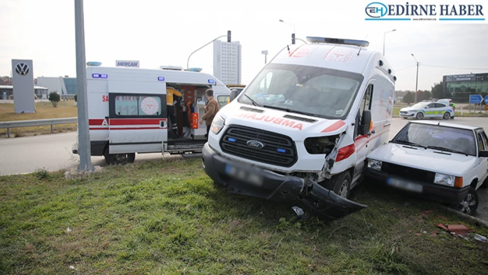 Ambulansla otomobilin çarpıştığı kazada 2 kişi yaralandı