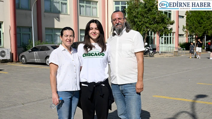 Anne ve baba kızlarıyla aynı okulda YKS'ye girdi