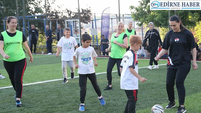 Anneler çocuklarıyla futbol oynadı