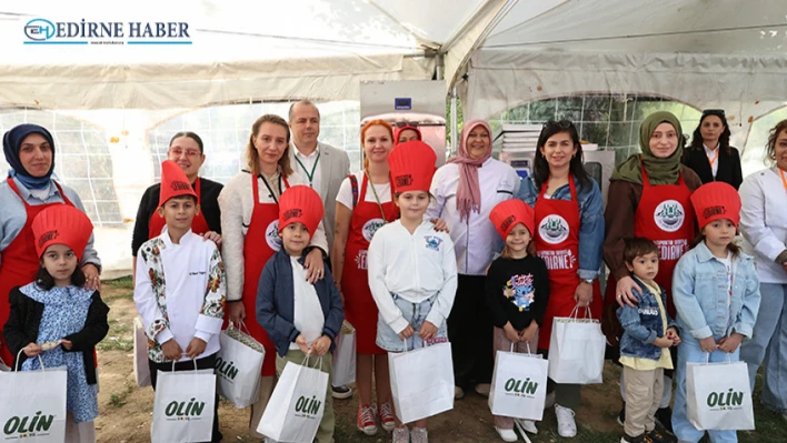 Anneler ve çocukları en lezzetli keki yapmak için yarıştı