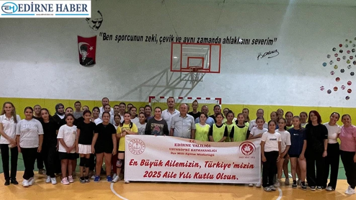 Anneler ve kızları voleybol maçı yaptı