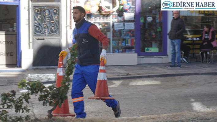 Araç parkına engel tabela, duba ve diğer materyaller toplatıldı