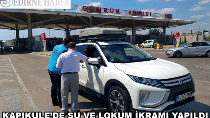 Gurbetçilere su ve lokum ikramı 