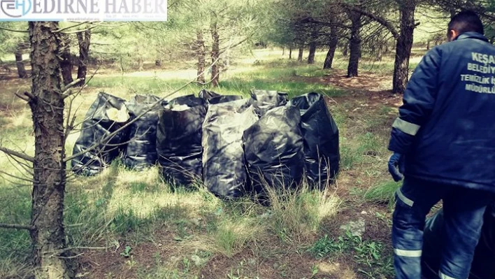 Vatandaşın bıraktığı çöpleri topladılar