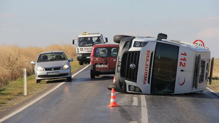 Ambulans devrildi