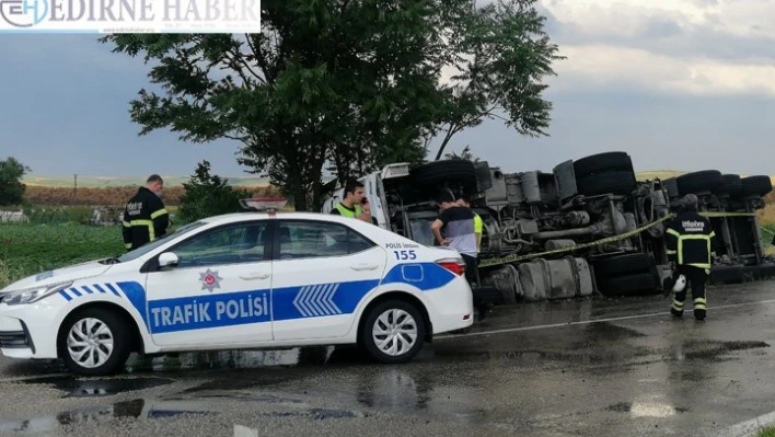 Kontrolden çıkan tırın sürücüsü yaralandı