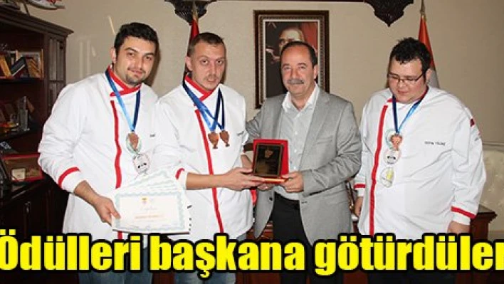 Ödülleri başkana götürdüler