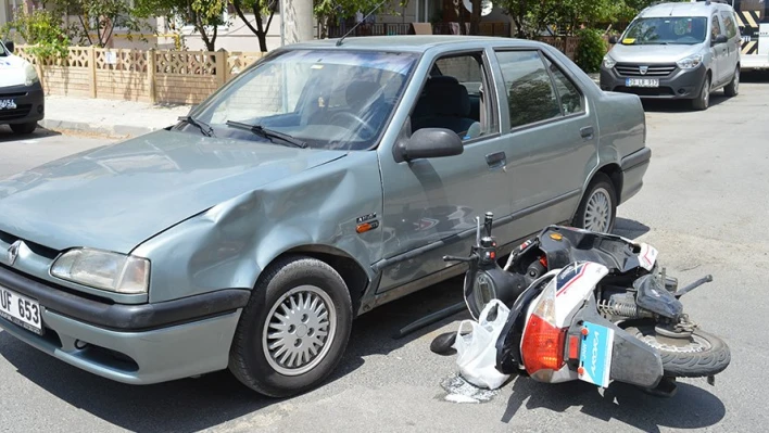 Otomobille elektrikli bisiklet çarpıştı