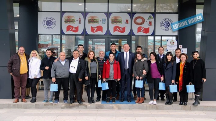 Gazetecileri ağırladı