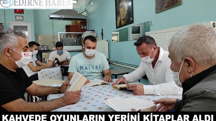 Kahvede oyunların yerini kitaplar aldı