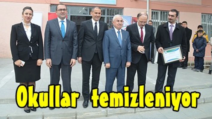 Okullar  temizleniyor