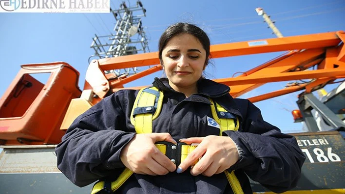 Yüksek gerilim hatlarında arıza onaran kadın görevli cesaretiyle alkış topluyor