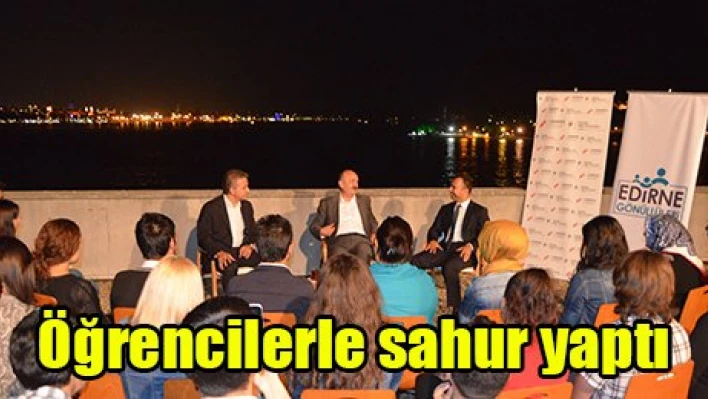 Öğrencilerle sahur yaptı
