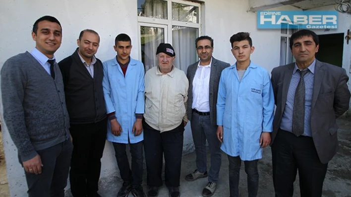 Gönüllü öğrencilerden yardım