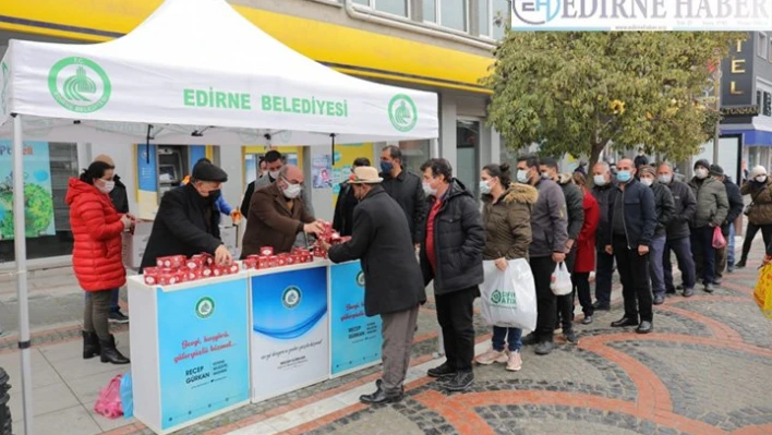 Edirne'de Regaip Kandili dolayısıyla 15 bin kandil simidi dağıtıldı