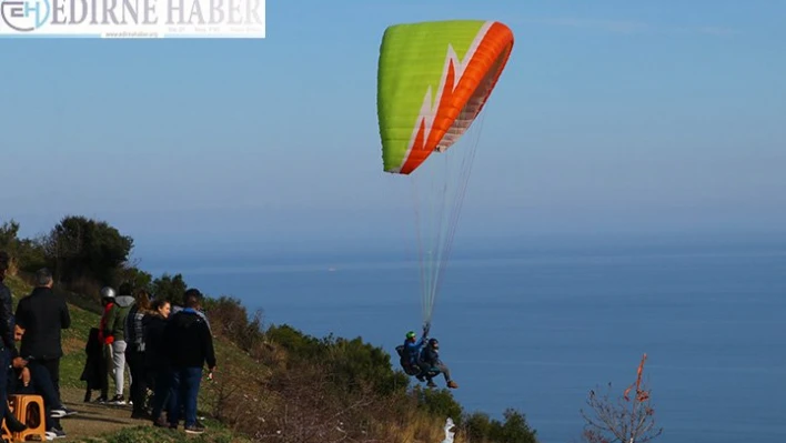 Adrenalin tutkunlarının yamaç paraşüt keyfi