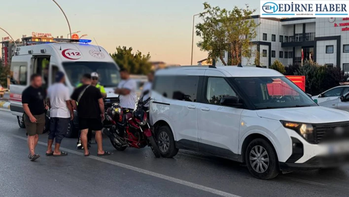 Başpehlivanın kullandığı araca çarpan motosikletli yaralandı