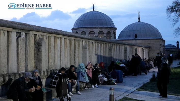 Batı Trakyalı soydaşlar Selimiye Camisi bahçesinde iftar yaptı