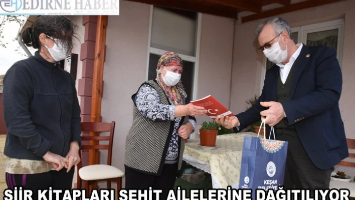 Şehitler için hazırlanan şiir kitabı şehit ailelerine dağıtılıyor