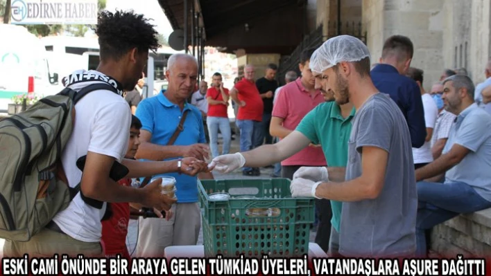 Eski Cami önünde bir araya gelen TÜMKİAD üyeleri, vatandaşlara aşure dağıttı