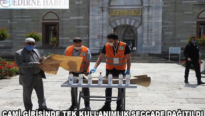 Tek kullanımlık seccade dağıtıldı