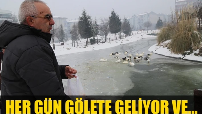 Hayvan sevgisini gösteriyor