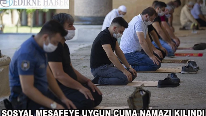  Sosyal mesafeye uyularak cuma namazı kılındı