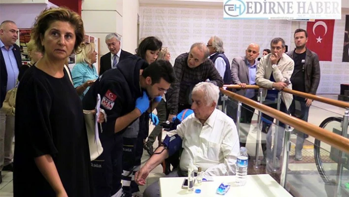 Eski bakanlardan Ali Topuz, Edirne 6. Kitap Fuarı'nda rahatsızlandı.