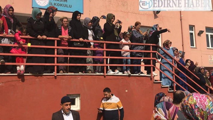 Okulları değiştirilen öğrencilerin velilerinden tepki