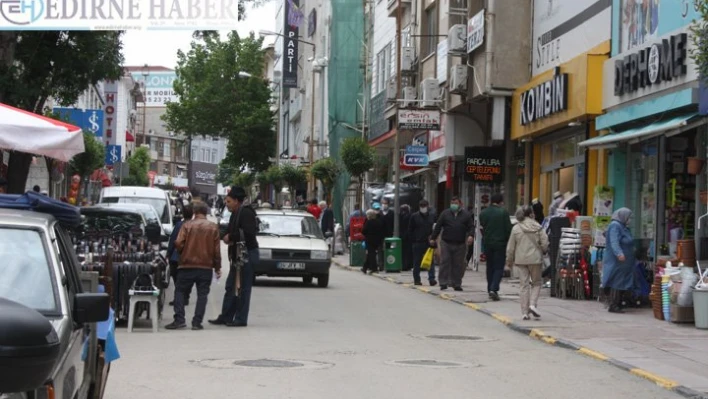 Bazı caddelerde maske takmak zorunlu