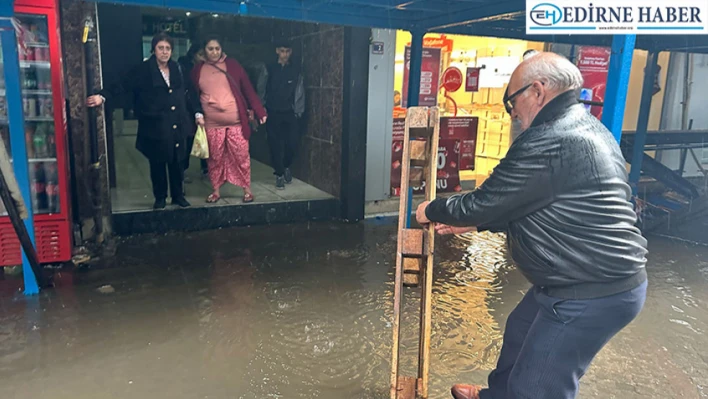 Beş dakikada göle döndü