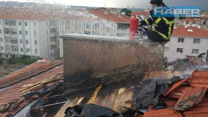 Yıldırım düşen apartmanın çatısı yandı