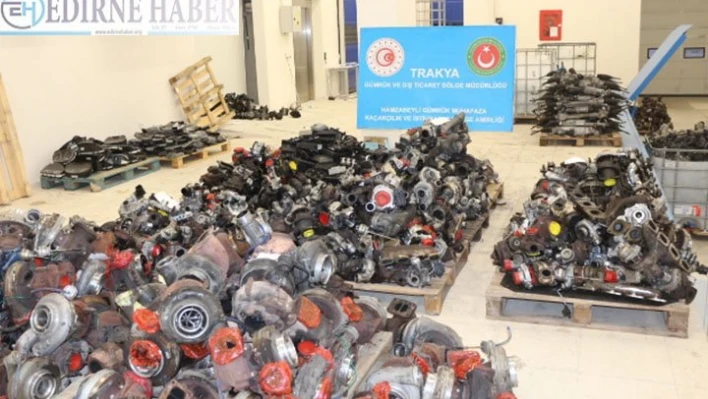 Hamzabeyli Sınır Kapısı'nda hurda yüklü olduğu beyan edilen tırda kaçak oto yedek parçaları ele geçirildi