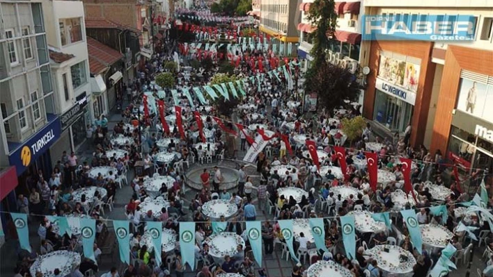 10 bin kişi birlikte iftar yaptı