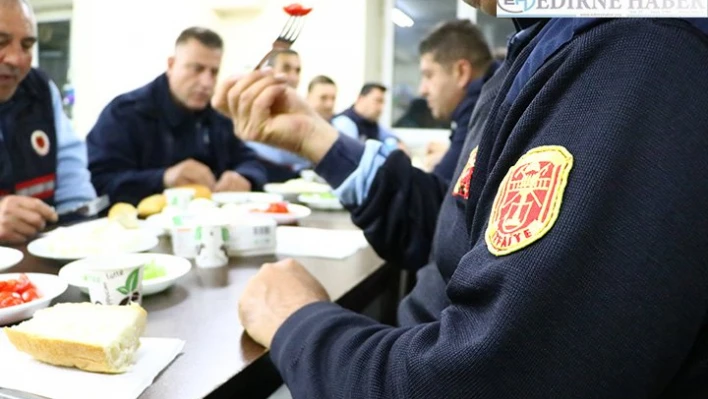 İtfaiyeciler sahurlarını görev başında yapıyor