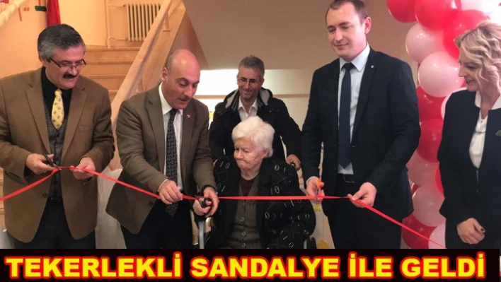 Tekerlekli sandalye ile geldi