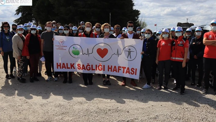 Doğa yürüyüşü ile hareketli yaşama dikkat çektiler