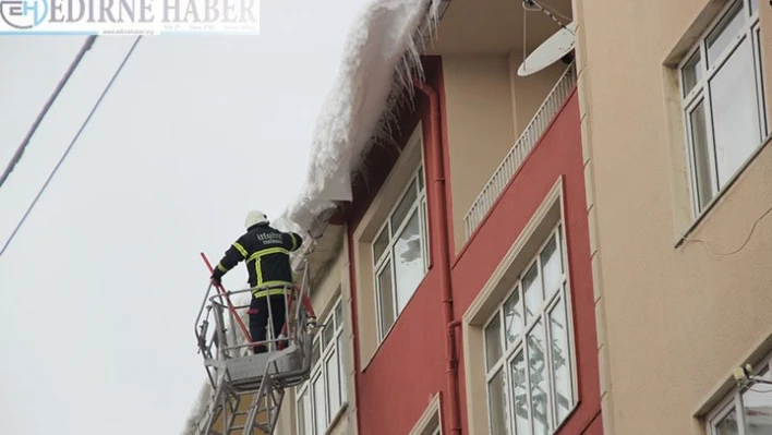Malkara'da çatılardan sarkan buzlar temizleniyor