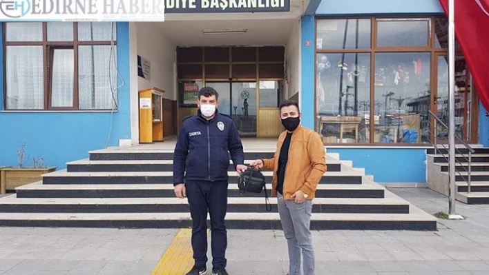 Yolda bulunan çanta sahibine ulaştırıldı