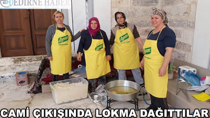 Cami çıkışı lokma dağıttılar
