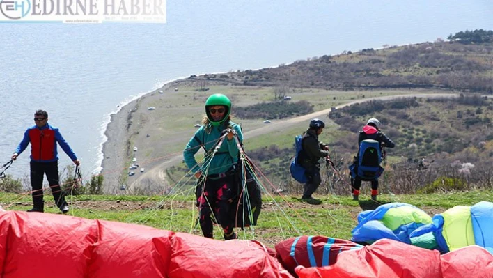 Gökyüzünün hakimi kadın paraşütçüler