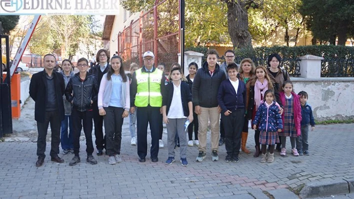 Minik öğrenciler Gönüllü polis