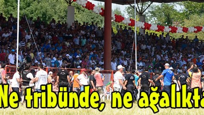 Ne tribünde, ne ağalıkta