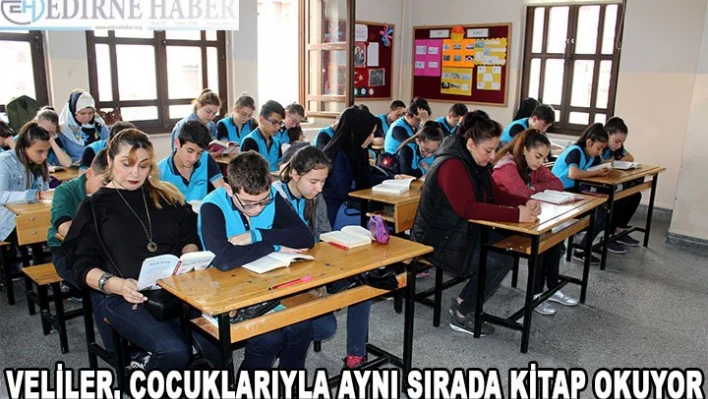 Veliler, çocuklarıyla aynı sırada kitap okuyor