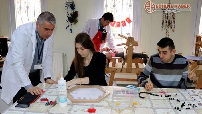 Sosyal hayata katılıyorlar
