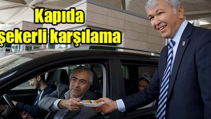 Kapıda şekerli karşılama