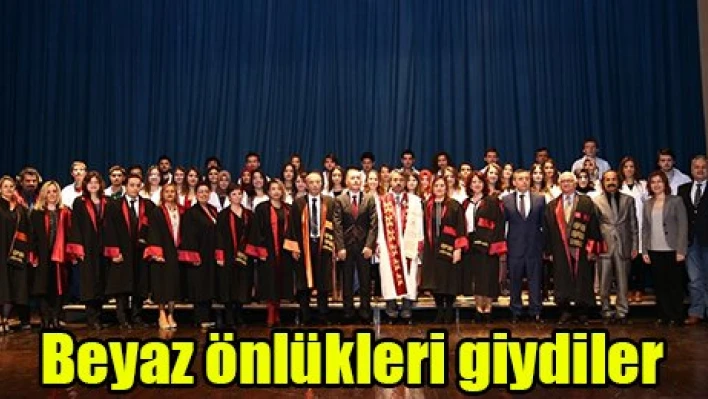 Beyaz önlükleri giydiler