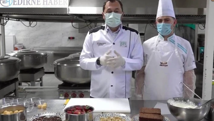 Belediye başkanı sevgi evlerinde kalan çocuklar için bayramda tatlı ve börek yaptı