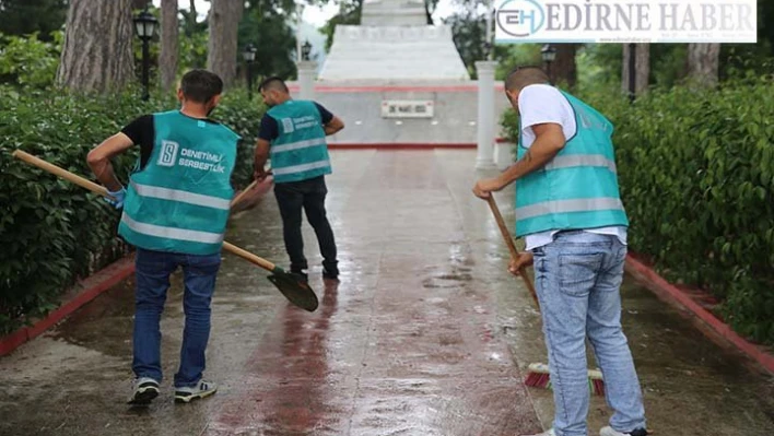 Hükümlüler şehitliği temizledi
